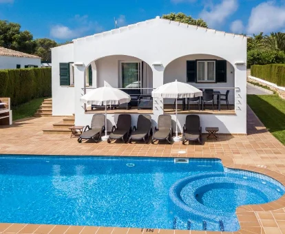 Foto de la cilla con piscina y jacuzzi exterior de las Villas Finesse 

