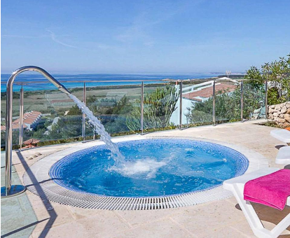Foto del jacuzzi con chorros de agua y vistas al mar de Villa Isla
