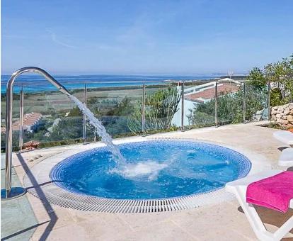 Foto del jacuzzi con chorros de agua y vistas al mar de Villa Isla 
