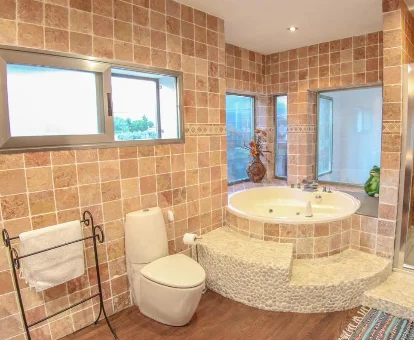 Foto del jacuzzi redondo de lujo de la Villa La Roca Madrid