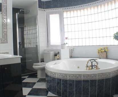 Foto del gran jacuzzi redondo que se encuentra en la casa-jacuzzi-villa-lasada-relajate-y-disfruta-como-un-vip.webp