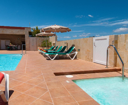 Foto del patio con piscina de hidromasaje de la Villa Los Azules