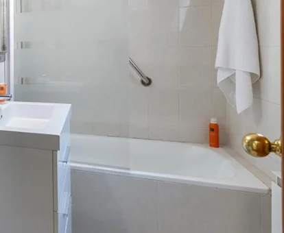 Foto de la amplia bañera de hidromasaje que se encuentra en la Villa Mercedes 

