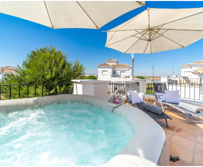 Foto del jacuzzide la terraza de la Villa mit privatem Pool