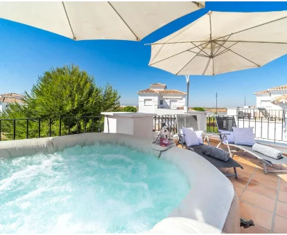 Foto del jacuzzide la terraza de la Villa mit privatem Pool