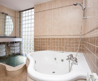 Foto de la bañera de hidromasaje que se encuentra en la Villa Moles
