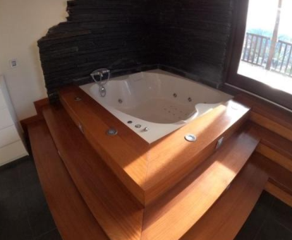 Foto de la gran bañera de hidromasaje de la Villa Montaña Zumaia