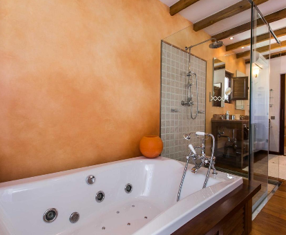 Foto de la bañera de hidromasaje que se encuetra en la villa Muntblanc Ibiza
