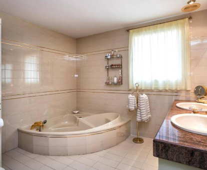 Foto de la bañera de hidromasaje que se encuentra en baño de la Villa Paquita