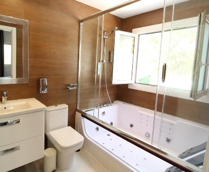 Foto del baño con bañera de hidromasaje de la Villa Paradise , playa privada a 10 minutos de Sitges