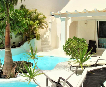 Foto del jardín co piscina y tumbonas de la Villa Paradisus Bahiazul
