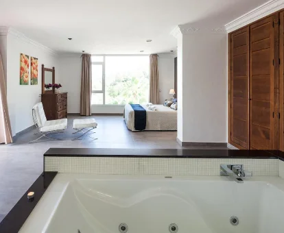 Foto de la habitación con jacuzzi que se encuentra en la Villa Solaris 
