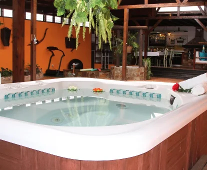Foto del jacuzzi que se encuentra en la Villa Spa Las Tinajas