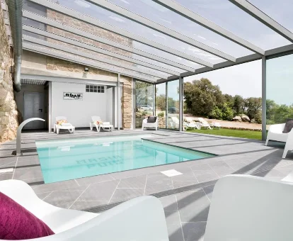 Foto de la piscina cubierta que se encuentra en la Villa Vallerosa 

