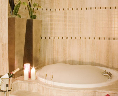 Foo de la romántica bañera de hidromasaje de las Villas Opal Anfi Tauro
