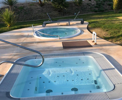 Foto de las bañeras de hidromasaje de exterior de las que puedes disfrutar en el apartamento Vista Al Oceano Mediterraneo
