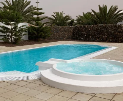 Foto de la piscina exterior con jacuzzi de la casa Vistamalpei
