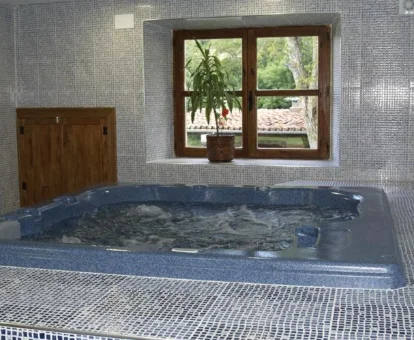 Foto del jacuzzi con vistas de las Viviendas Rurales Peña Sagra 
