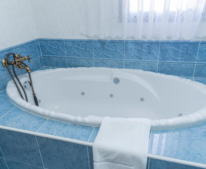 Foto de la bañera de hidromasaje que se encuentra en la casa VuT El Pozo la Carrera