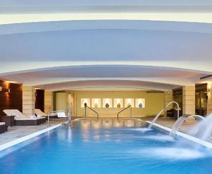 Foto del spa con piscina cubierta y cascadas del resort Zoëtry Mallorca 
