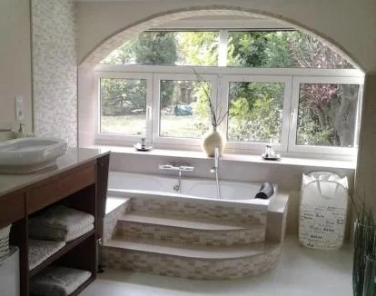 Foto del jacuzzi privado con vistas a la naturaleza.