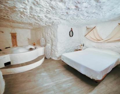 Foto del Apartamento con vistas a la montaña y jacuzzi privado junto a la cama.