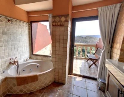 Foto de la Habitación Doble Superior con jacuzzi privado y terraza con vistas al campo.