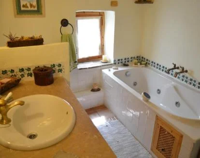 Foto del amplio jacuzzi de esta casa rural.