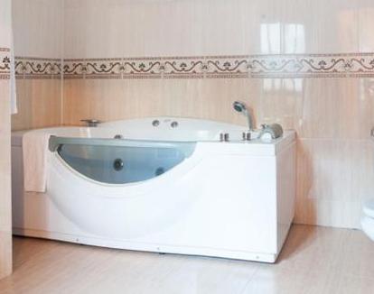 Foto de la Suite de este alojamiento con jacuzzi privado en el baño.