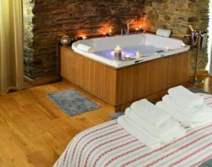 Foto del apartamento independiente de un dormitorio con jacuzzi privado y cocina completa.