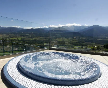 Foto del jacuzzi exterior con vistas a la montaña del complejo Cerdanya EcoResort
