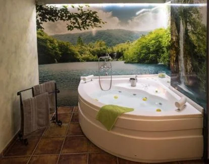 Foto de la Habitación Doble Deluxe con jacuzzi privado y vistas a la montaña.