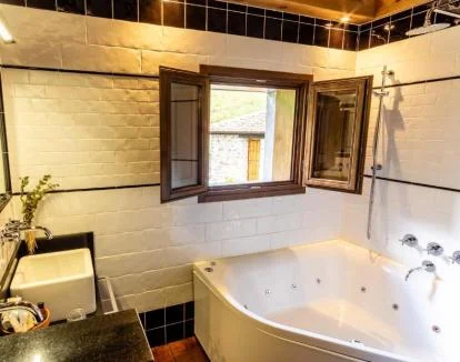 Foto de la Suite Deluxe de estilo rústico y equipada con jacuzzi privado y vistas a la montaña.