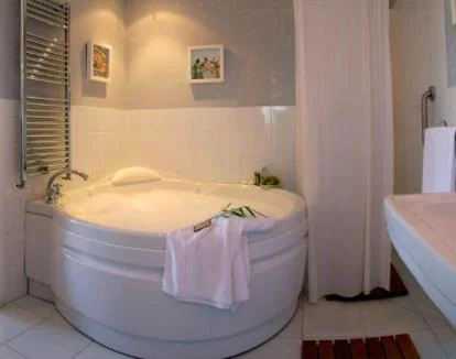 Foto de la Habitación Doble con jacuzzi privado y vistas al jardín.