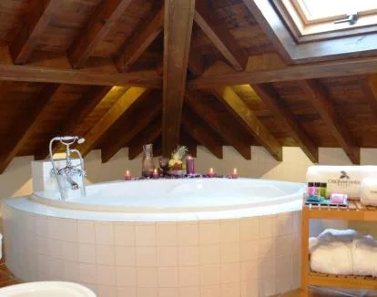 Foto de la acogedora Suite Junior, una estancia decorada en madera y con jacuzzi privado.