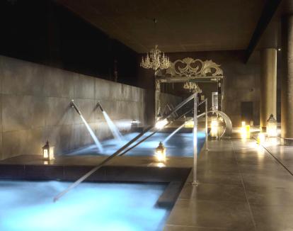 Foto de la piscina de hidroterapia del acogedor spa del hotel.