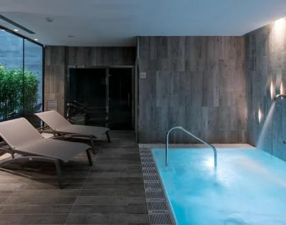 Foto del centro de bienestar con spa y sala de relajación.