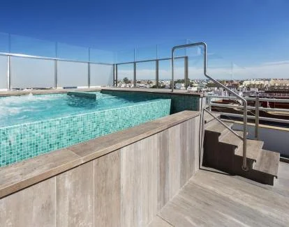 Foto del jacuzzi al aire libre de la azotea del hotel.