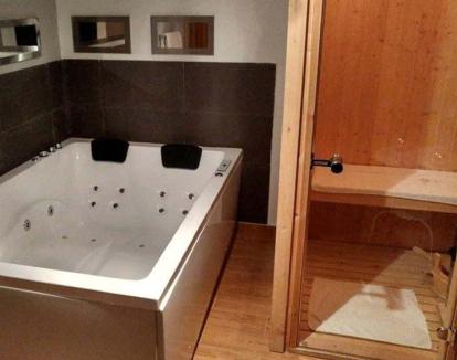 Foto de la amplia Suite Junior con jacuzzi privado, sauna y cocina totalmente equipada.