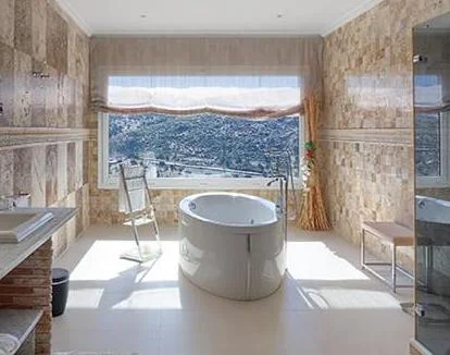 Foto de la amplia Habitación Doble Deluxe con jacuzzi privado y terraza con vistas a la montaña.