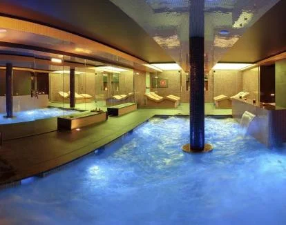 Foto de la piscina de hidroterapia y zona de relajación.