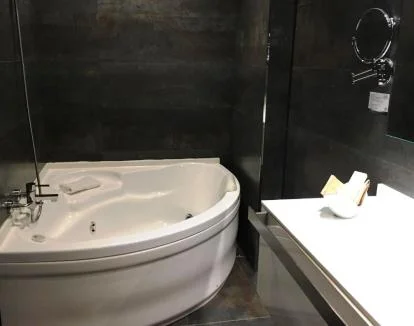 Foto de la Suite con vistas al mar y jacuzzi privado.