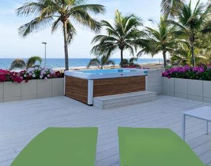 Foto de la Suite independiente con terraza con vistas al mar y jacuzzi al aire libre.