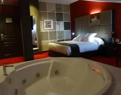 Foto de la Habitación Doble Confort con jacuzzi privado cerca de la cama.