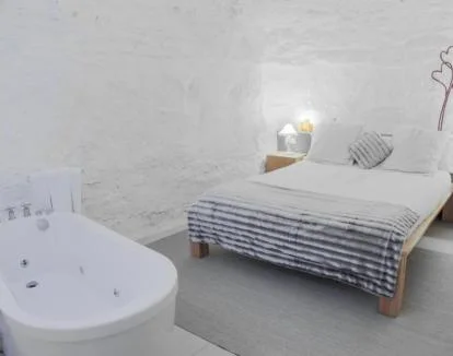 Foto de la Suite con un maravilloso jacuzzi cerca de la cama.