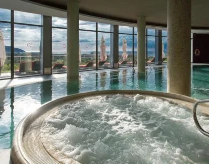 Foto del jacuzzi y piscina de hidroterapia con vistas a la naturaleza.