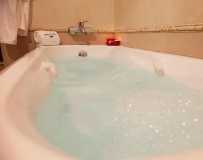 Foto de la Suite con vistas a la montaña y jacuzzi privado.