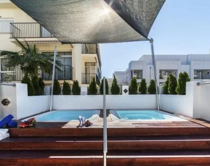 Foto del jacuzzi en la terraza al aire libre.