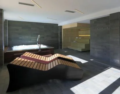 Foto del spa con jacuzzi y zona de relajación.