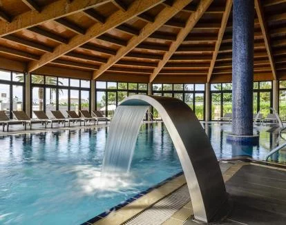 Foto de la piscina de hidromasaje del spa con vistas.